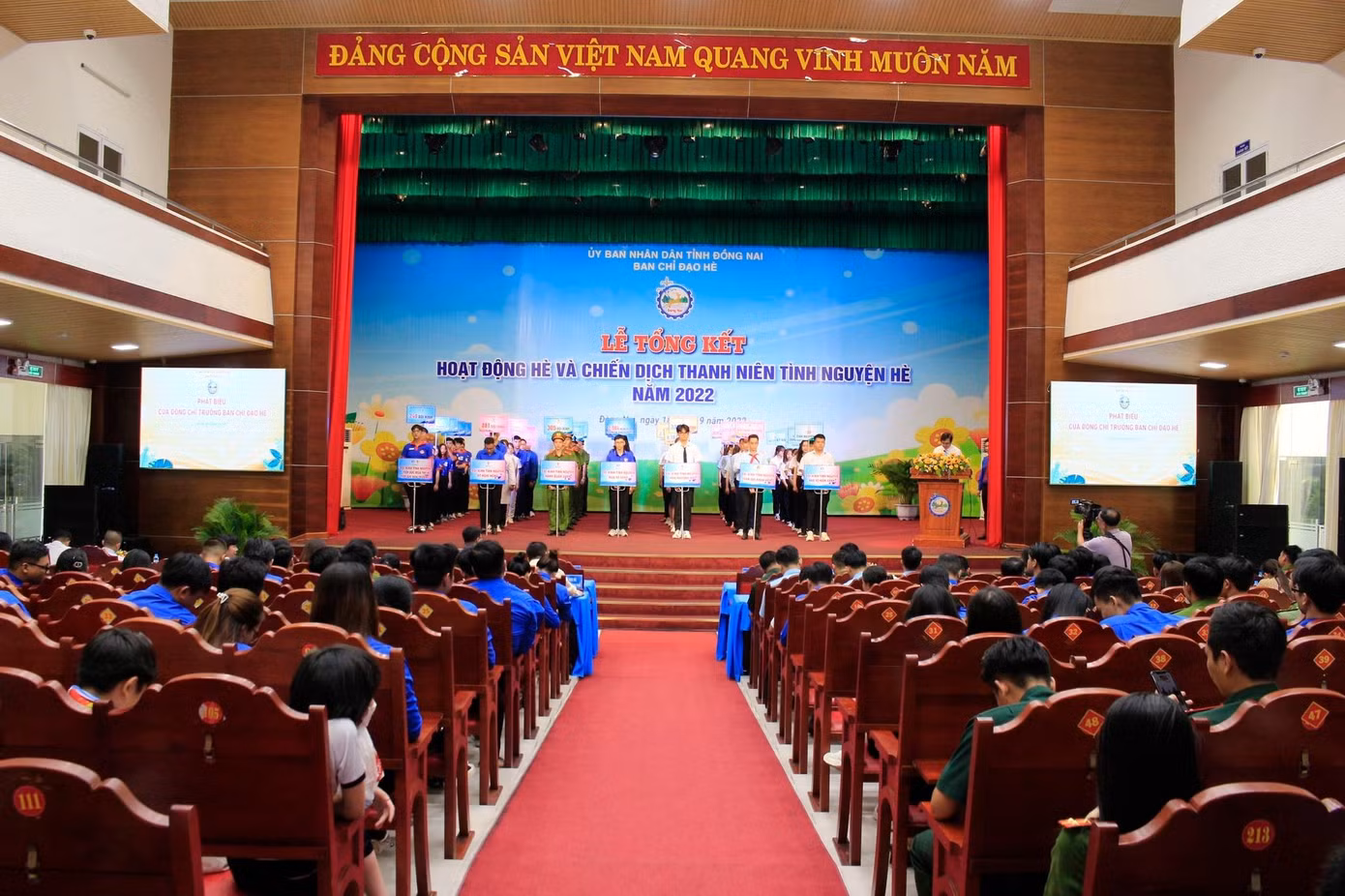 Nhiều cá nhân, tập thể đã được khen thưởng trong Lễ tổng kết. Nhiều cá nhân, tập thể đã được khen thưởng trong Lễ tổng kết.