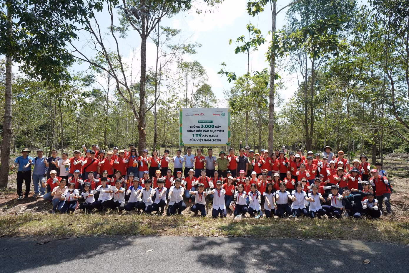 Các tình nguyện viên của Keppel Land cùng các em học sinh đến từ trường THCS Mã Đà (Đồng Nai) cùng thực hiện dự án trồng cây. (Ảnh: Phạm Nguyễn) Các tình nguyện viên của Keppel Land cùng các em học sinh đến từ trường THCS Mã Đà (Đồng Nai) cùng thực hiện dự án trồng cây. (Ảnh: Phạm Nguyễn)