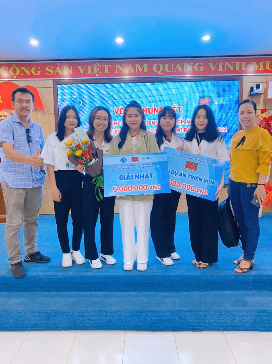 Nguyễn Thị Mai Hương (năm thứ hai, ngành Văn học, trường ĐH Cần Thơ) vừa cùng nhóm bạn chinh phục giải Nhất cuộc thi “Dự án khởi nghiệp tiềm năng” với dự án chế tạo các sản phẩm khử khuẩn từ hoa sen.