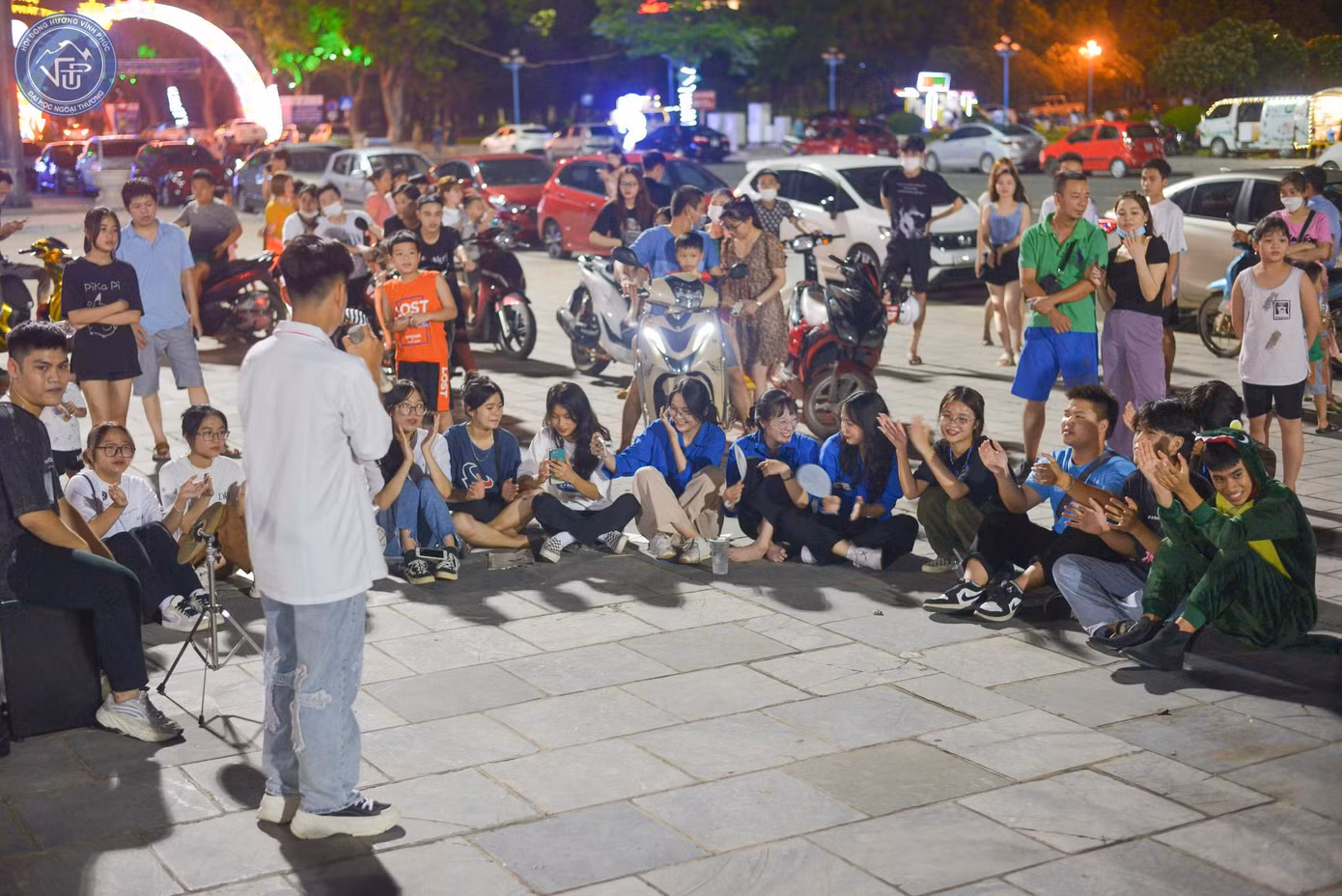 Hoạt động 'Du ca gây quỹ' thu hút và nhận được sự ủng hộ nhiệt tình của mọi người, nhờ ý nghĩa nhân văn.