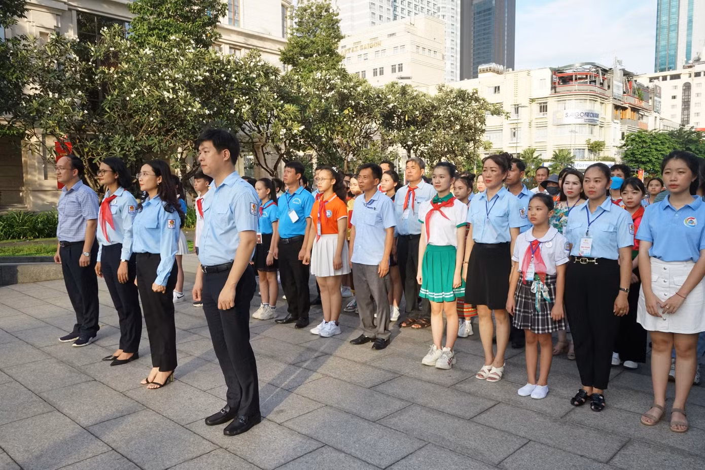 Trước khi khai mạc Festival Nhà Thiếu nhi toàn quốc 2022, Hội đồng Đội Trung ương đã tổ chức Lễ dâng hương tại tượng đài Bác (phố đi bộ Nguyễn Huệ, Q. 1). (Ảnh: Hồng Nguyễn)