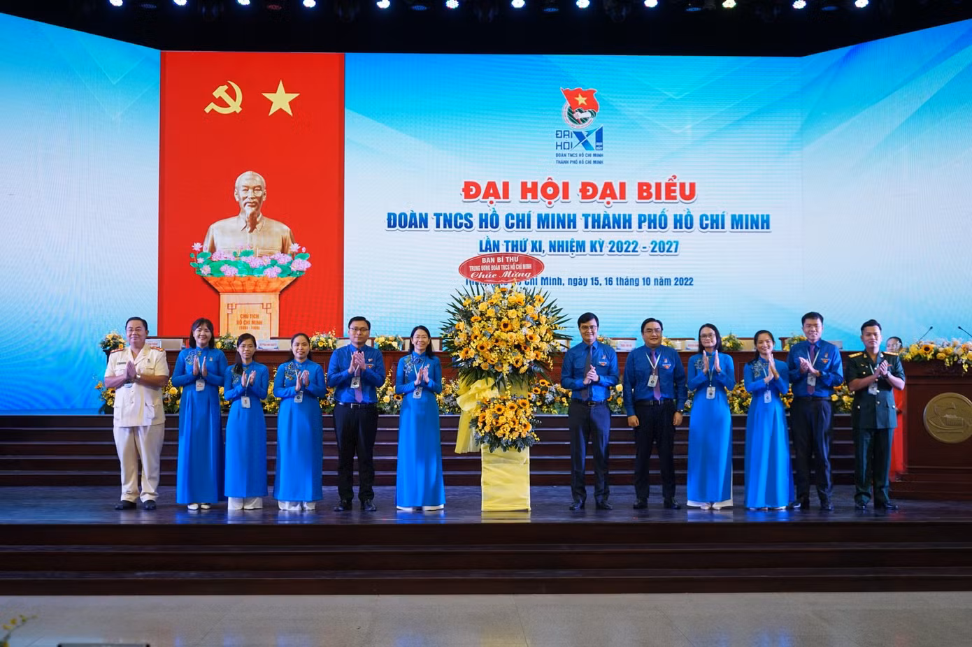Bí thư thứ nhất Trung ương Đoàn Bùi Quang Huy (thứ 6 từ phải qua) thay mặt Ban Bí thư Trung ương Đoàn tặng hoa chúc mừng đại hội.