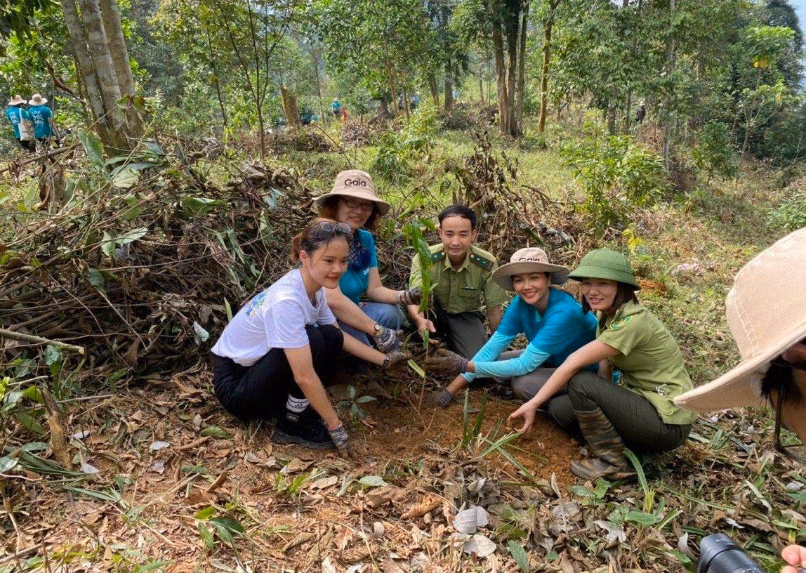 Đặng Thị Thơm (ngoài cùng, bên trái) có tình yêu đặc biệt với môi trường và hoạt động xã hội.