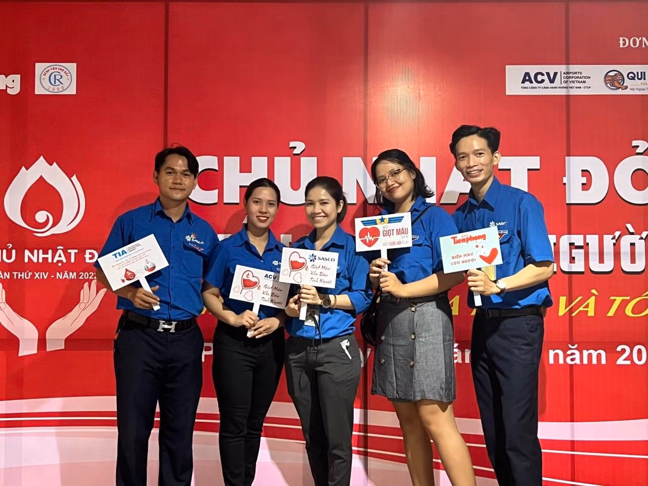 Đoàn viên, thanh niên Công ty Cổ phần dịch vụ hàng không sân bay Tân Sơn Nhất hưởng ứng chương trình.