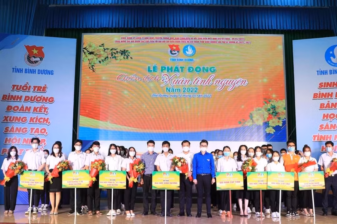 Ra mắt đội hình tham gia Chiến dịch “Xuân Tình nguyện” trong sinh viên năm 2022.