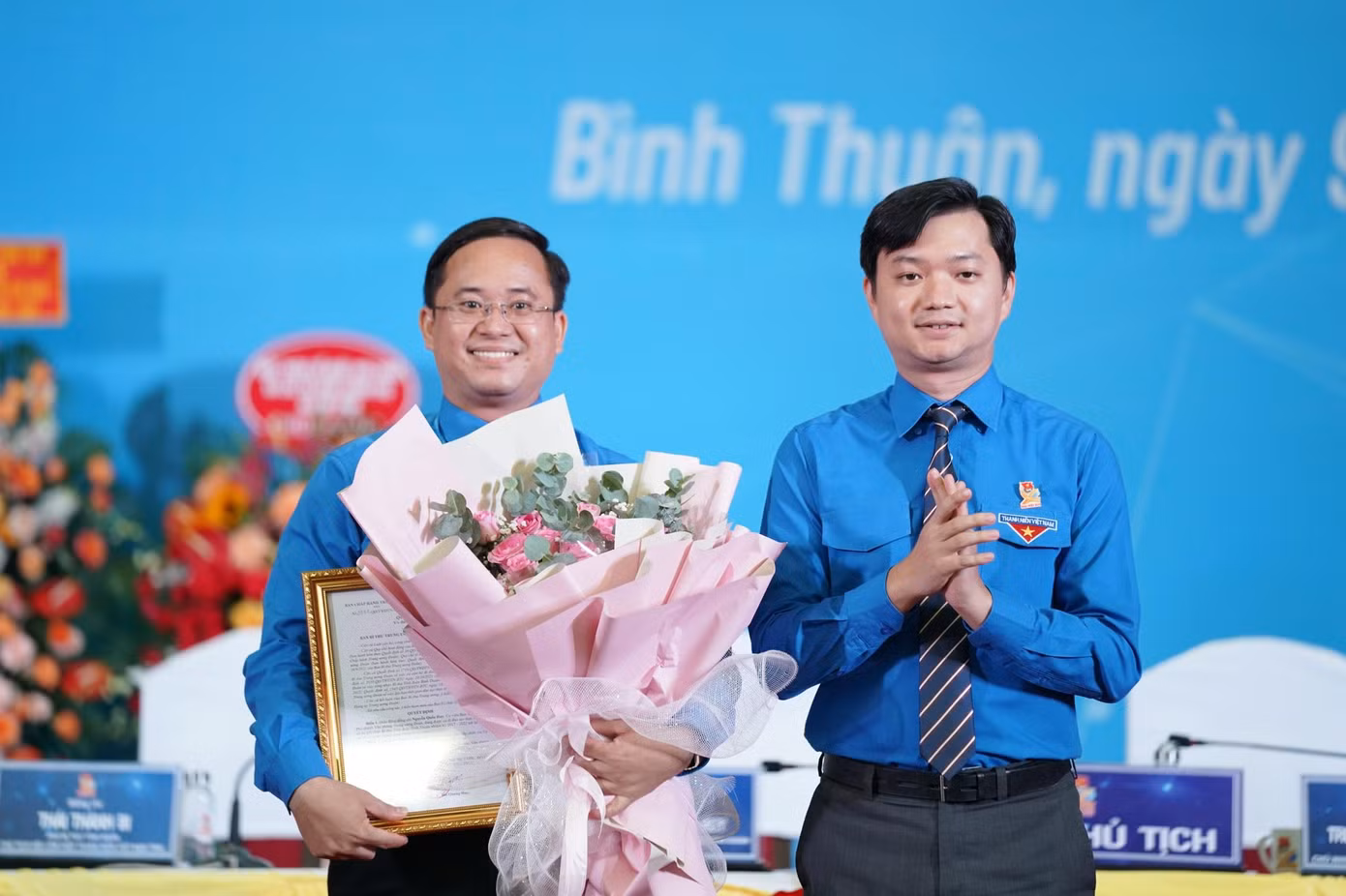 Anh Nguyễn Minh Triết - Bí thư T.Ư Đoàn, Chủ tịch T.Ư Hội Sinh viên Việt Nam trao Quyết định của Ban Bí thư T.Ư Đoàn điều động anh Nguyễn Quốc Huy, Bí thư Tỉnh Đoàn Bình Thuận khóa XII trở lại công tác tại Cơ quan T.Ư Đoàn từ ngày 11/8/2022. (Ảnh: Phạm Nguyễn) Anh Nguyễn Minh Triết - Bí thư T.Ư Đoàn, Chủ tịch T.Ư Hội Sinh viên Việt Nam trao Quyết định của Ban Bí thư T.Ư Đoàn điều động anh Nguyễn Quốc Huy, Bí thư Tỉnh Đoàn Bình Thuận khóa XII trở lại công tác tại Cơ quan T.Ư Đoàn từ ngày 11/8/2022. (Ảnh: Phạm Nguyễn)