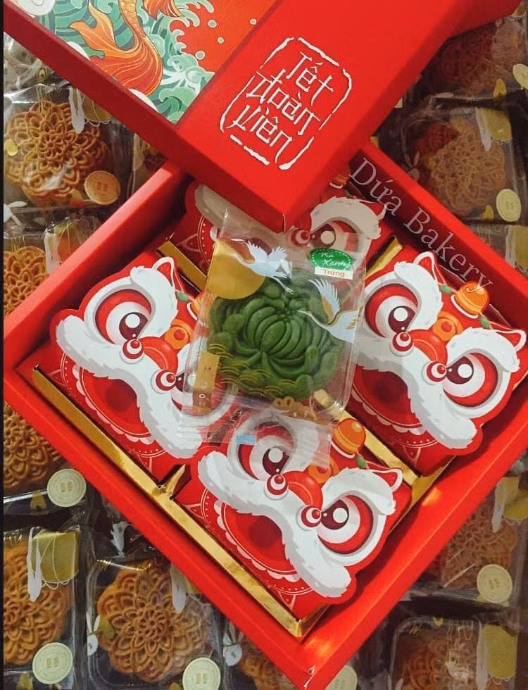 Bánh Trung Thu được coi là sản phẩm “handmade” thành công nhất của Thơm cả về số lượng và chất lượng. Bánh Trung Thu được coi là sản phẩm “handmade” thành công nhất của Thơm cả về số lượng và chất lượng.