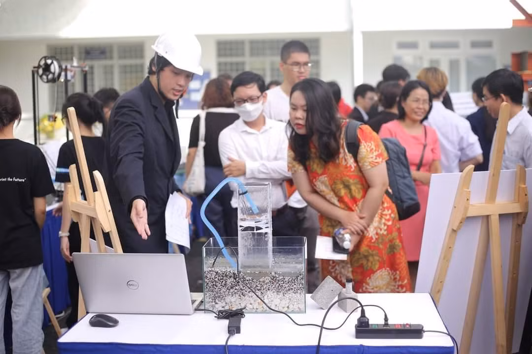 Nhiều dự án sáng tạo thú vị của các nhóm sinh viên tại cuộc thi 'Bách khoa Innovation 2022'. Nhiều dự án sáng tạo thú vị của các nhóm sinh viên tại cuộc thi 'Bách khoa Innovation 2022'.