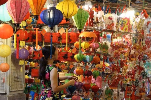 Theo chia sẻ của các tiểu thương, việc trang trí đẹp là yếu tố quan trọng để thu hút khách, các bạn sau khi chụp hình ở đây xong đều sẽ mua lồng đèn ủng hộ.