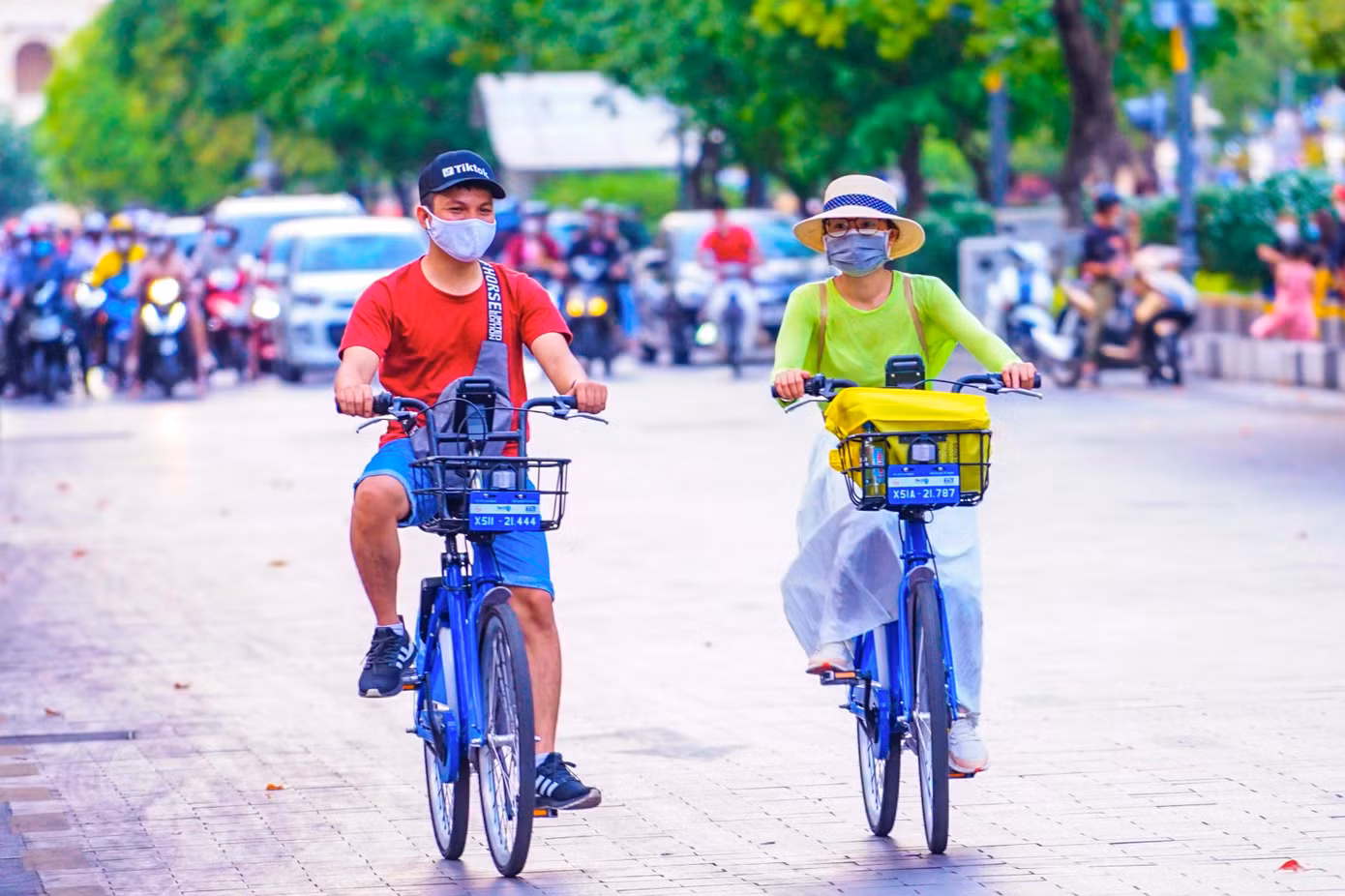 Việc chọn đi xe đạp dạo phố cùng nhau là một trong những sự lựa chọn thu hút đông đảo bạn trẻ nhất trong nhiều ngày qua tại các tuyến đường trung tâm thành phố.
