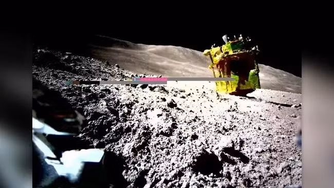 Tàu đổ bộ SLIM, ảnh chụp ngày 25/1.(Ảnh: Cơ quan thám hiểm hàng không vũ trụ Nhật Bản (JAXA), TAKARA TOMY, Tập đoàn Sony, Đại học Doshisha) Tàu đổ bộ SLIM, ảnh chụp ngày 25/1.(Ảnh: Cơ quan thám hiểm hàng không vũ trụ Nhật Bản (JAXA), TAKARA TOMY, Tập đoàn Sony, Đại học Doshisha)