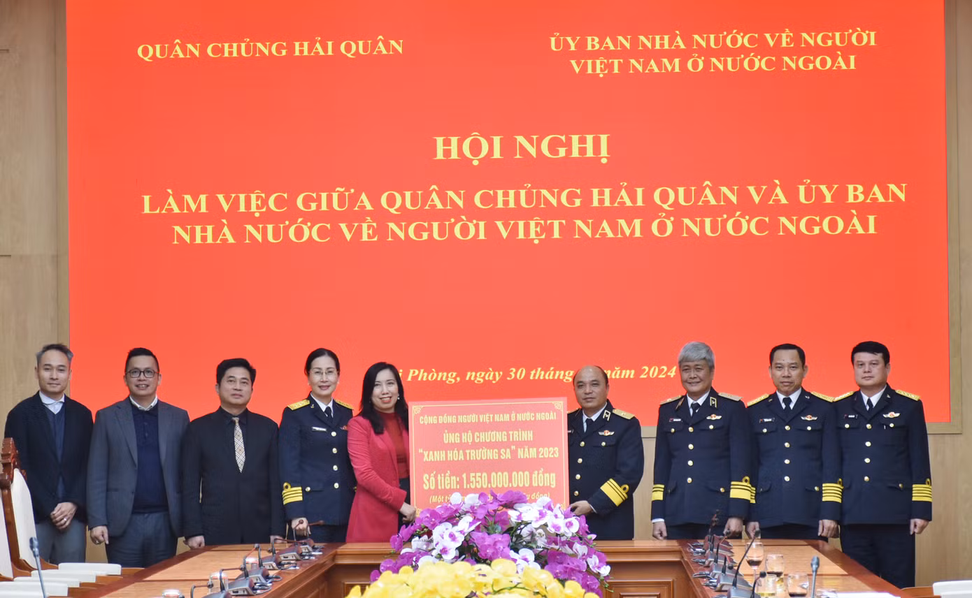 Thứ trưởng Bộ Ngoại giao Lê Thị Thu Hằng thay mặt cộng đồng người Việt Nam ở nước ngoài trao 1,55 tỉ đồng ủng hộ chương trình "Xanh hóa Trường Sa". Ảnh: Lưu Tiêu. Thứ trưởng Bộ Ngoại giao Lê Thị Thu Hằng thay mặt cộng đồng người Việt Nam ở nước ngoài trao 1,55 tỉ đồng ủng hộ chương trình "Xanh hóa Trường Sa". Ảnh: Lưu Tiêu.