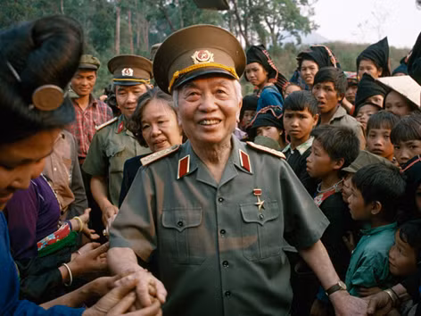 Đại tướng Võ Nguyên Giáp trở lại thăm Điện Biên Phủ tháng 4/1994