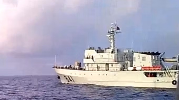 Sáng 11-3, tàu Trung Quốc mang số hiệu 841 có trang bị pháo chạy áp sát uy hiếp tàu QNg 96679 của ngư dân Bùi Tấn Thành tại khu vực đảo Lin Côn thuộc quần đảo Hoàng Sa của VN