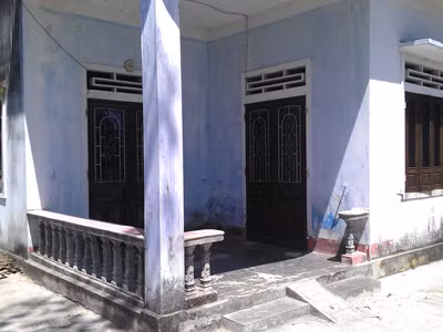 Chịu hết nổi ô nhiễm, người dân phải bỏ nhà chuyển đến nơi khác ở thuê. Ảnh: Ngọc Văn