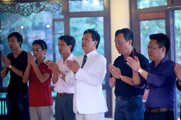 Ông Đào Hồng Tuyển (áo trắng) cùng mọi người dâng hương Bác Hồ ở khu di tích trên đảo Tuần Châu. Ông Đào Hồng Tuyển (áo trắng) cùng mọi người dâng hương Bác Hồ ở khu di tích trên đảo Tuần Châu