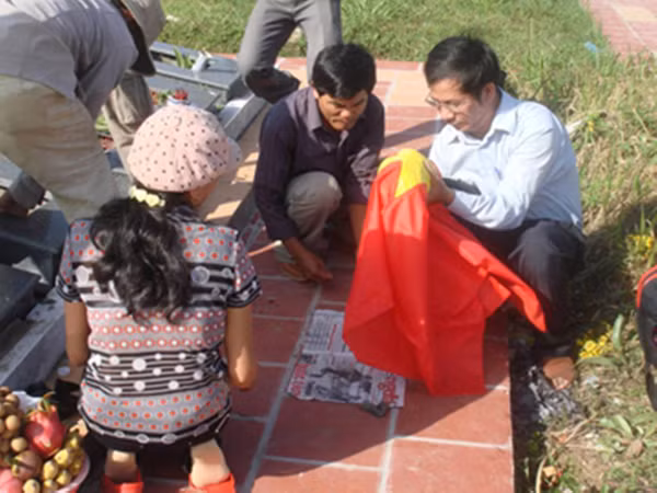 Thầy giáo Nguyễn Sỹ Hồ (áo trắng) trong một chuyến đi tìm mộ 
