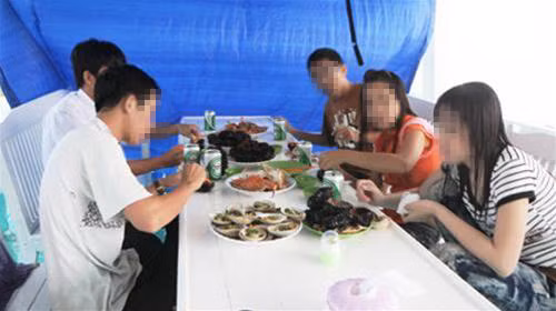 Nhậu cùng người đẹp trên tàu du lịch là kiểu thư giãn kín đáo của một số đại gia hiện nay (ảnh chụp tại khu vực Bãi Sao, Phú Quốc, Kiên Giang)