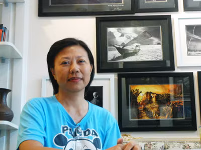 Nhiếp ảnh gia Thi Thơ trong quán cà phê ảnh. Ảnh: T.N.A