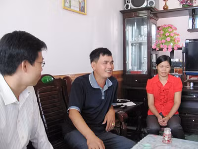 Anh Hạnh (giữa) phấn khởi giới thiệu về cơ ngơi khang trang của mình