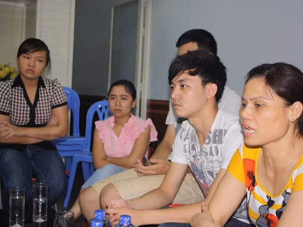  Phụ huynh và học sinh từng học ở trung tâm này “hội thảo” nhỏ với phóng viên