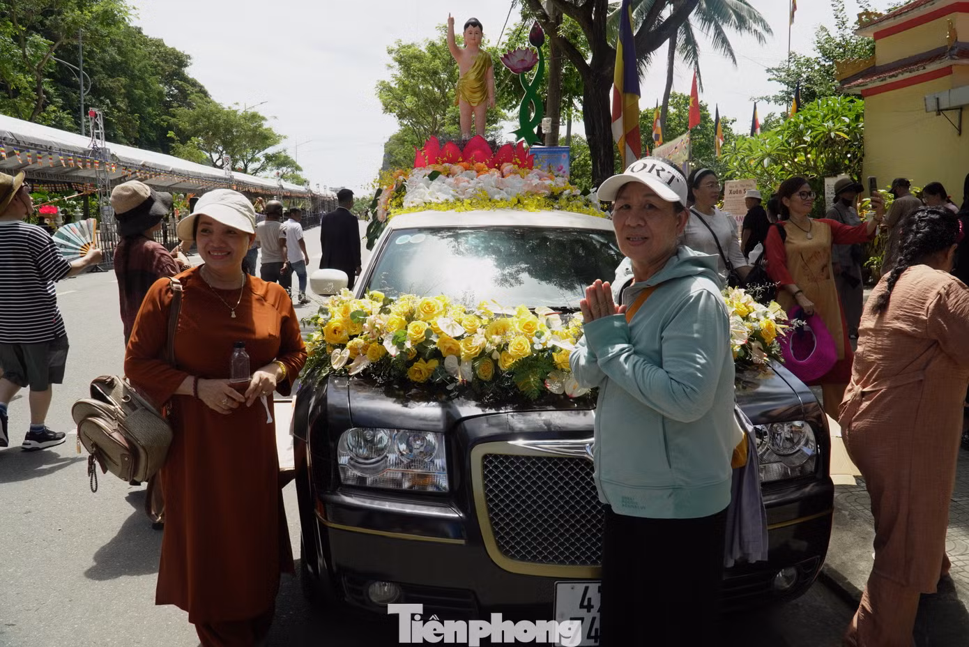 Người dân chụp ảnh với đoàn xe cung rước xá lợi. Người dân chụp ảnh với đoàn xe cung rước xá lợi.