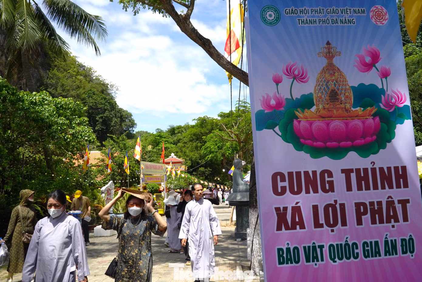Ngoài người dân Đà Nẵng, có rất đông người dân từ các tỉnh thành miền Trung, Tây Nguyên đổ về chùa. Bà Mai Thị Hồng (quê Quảng Trị) cho hay cả gia đình bà đã đi 200km vào Đà Nẵng để tận mắt thấy xá lợi, nguyện cầu an bình, sức khỏe. Ngoài người dân Đà Nẵng, có rất đông người dân từ các tỉnh thành miền Trung, Tây Nguyên đổ về chùa. Bà Mai Thị Hồng (quê Quảng Trị) cho hay cả gia đình bà đã đi 200km vào Đà Nẵng để tận mắt thấy xá lợi, nguyện cầu an bình, sức khỏe.