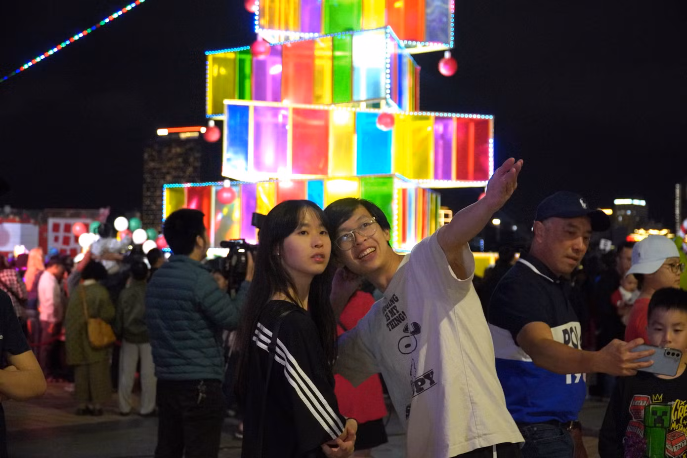 Cả ngàn người dân, du khách đổ về khu vực cây thông. Anh Yusri (Malaysia) cùng gia đình đã rất ngạc nhiên khi Đà Nẵng tổ chức lễ hội giáng sinh, đón năm mới rất sớm. "Không khí của lễ hội rất náo nhiệt, tôi thật sự ấn tượng với cây thông khổng lồ. Đây là một trải nghiệm tuyệt vời của gia đình tôi", anh chia sẻ. Cả ngàn người dân, du khách đổ về khu vực cây thông. Anh Yusri (Malaysia) cùng gia đình đã rất ngạc nhiên khi Đà Nẵng tổ chức lễ hội giáng sinh, đón năm mới rất sớm. "Không khí của lễ hội rất náo nhiệt, tôi thật sự ấn tượng với cây thông khổng lồ. Đây là một trải nghiệm tuyệt vời của gia đình tôi", anh chia sẻ.