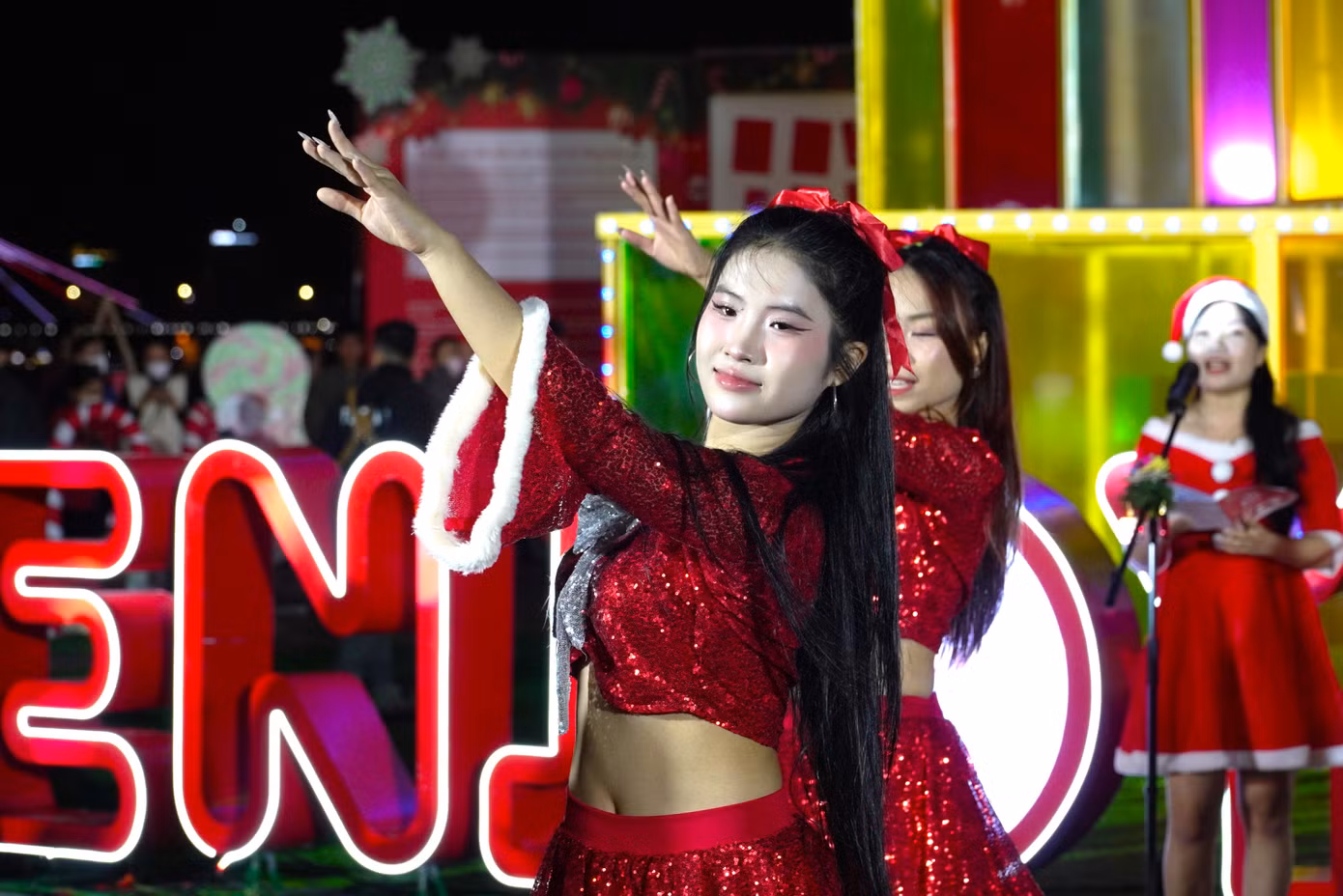 Người dân, du khách còn được thưởng thức nhiều tiết mục văn nghệ sôi động. Người dân, du khách còn được thưởng thức nhiều tiết mục văn nghệ sôi động.