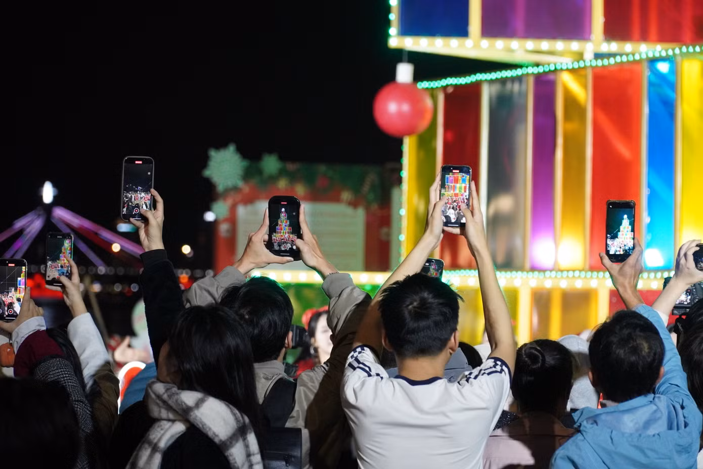 Lễ hội đón Giáng sinh - chào năm mới có sự tham gia của Hoa hậu Quốc tế Huỳnh Thị Thanh Thủy trong sự kiện diễu hành và hoạt náo “Vui cùng ông già Noel” tối 20/12 từ phố đi bộ Bạch Đằng (giao lộ Bạch Đằng - Bình Minh 6) đến cây thông ánh sáng. Lễ hội đón Giáng sinh - chào năm mới có sự tham gia của Hoa hậu Quốc tế Huỳnh Thị Thanh Thủy trong sự kiện diễu hành và hoạt náo “Vui cùng ông già Noel” tối 20/12 từ phố đi bộ Bạch Đằng (giao lộ Bạch Đằng - Bình Minh 6) đến cây thông ánh sáng.