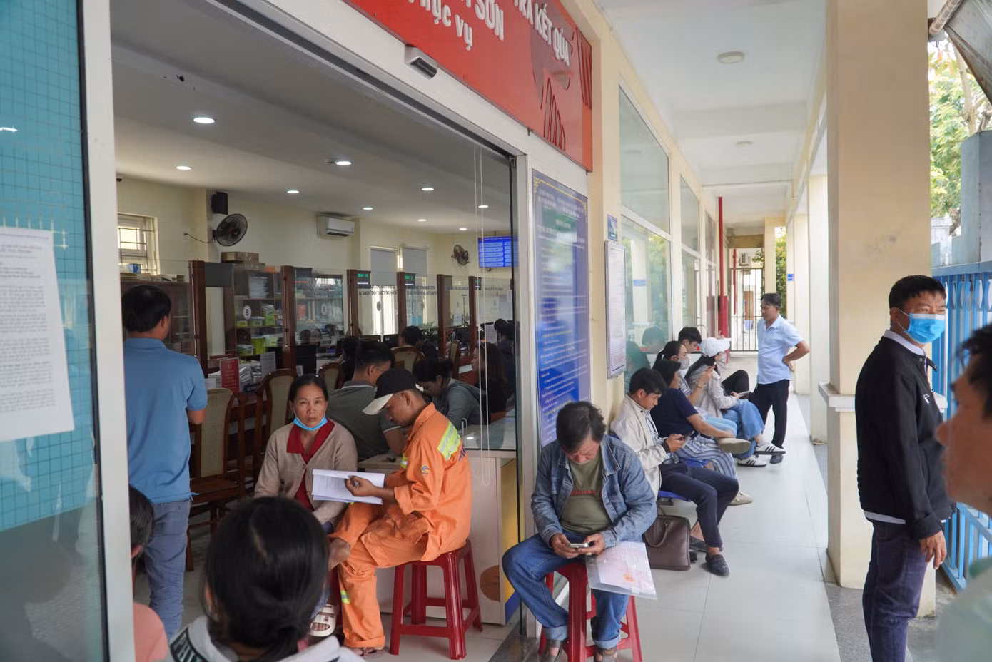 Bộ phận một cửa tấp nập người tới làm thủ tục đất đai, ngồi kín các dãy ghế chờ trong nhà, ngoài hành lang. "Hơn 7g30 tôi bấm số thứ tự 36, đợi gần 3 tiếng vẫn chưa được gọi tên”, ông H. (quận Ngũ Hành Sơn) mệt mỏi.