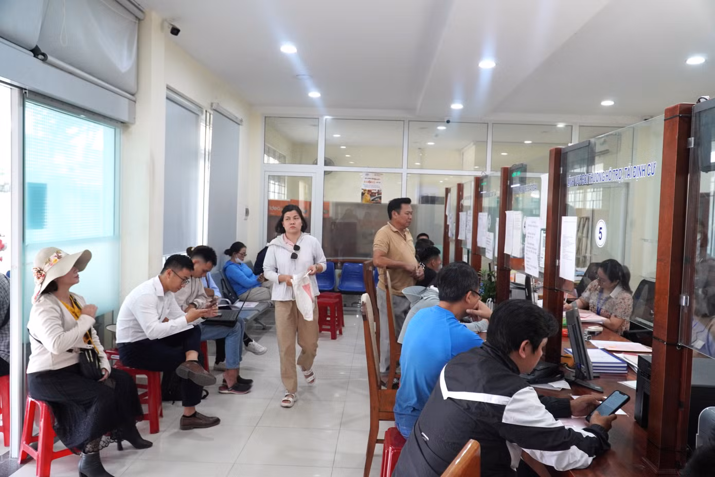 Bộ phận một cửa tấp nập người tới làm thủ tục đất đai, ngồi kín các dãy ghế chờ trong nhà, ngoài hành lang. "Hơn 7g30 tôi bấm số thứ tự 36, đợi gần 3 tiếng vẫn chưa được gọi tên”, ông H. (quận Ngũ Hành Sơn) mệt mỏi.