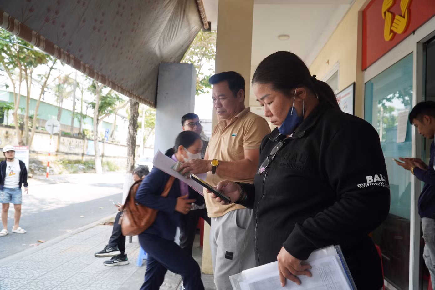 Bộ phận một cửa tấp nập người tới làm thủ tục đất đai, ngồi kín các dãy ghế chờ trong nhà, ngoài hành lang. "Hơn 7g30 tôi bấm số thứ tự 36, đợi gần 3 tiếng vẫn chưa được gọi tên”, ông H. (quận Ngũ Hành Sơn) mệt mỏi.