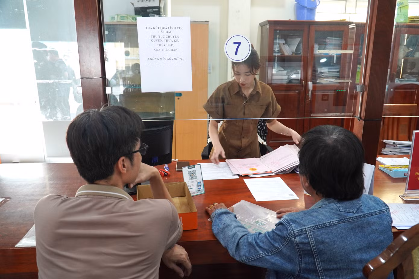 Bộ phận một cửa tấp nập người tới làm thủ tục đất đai, ngồi kín các dãy ghế chờ trong nhà, ngoài hành lang. "Hơn 7g30 tôi bấm số thứ tự 36, đợi gần 3 tiếng vẫn chưa được gọi tên”, ông H. (quận Ngũ Hành Sơn) mệt mỏi.