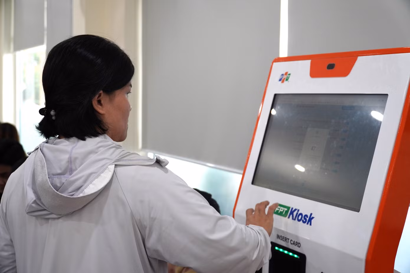 Để tránh tình trạng số thứ tự ảo, một người bấm một lần nhiều số “xí phần” cho người quen, bảo vệ sẽ nhắc nhở mỗi người chỉ được lấy một số thứ tự.