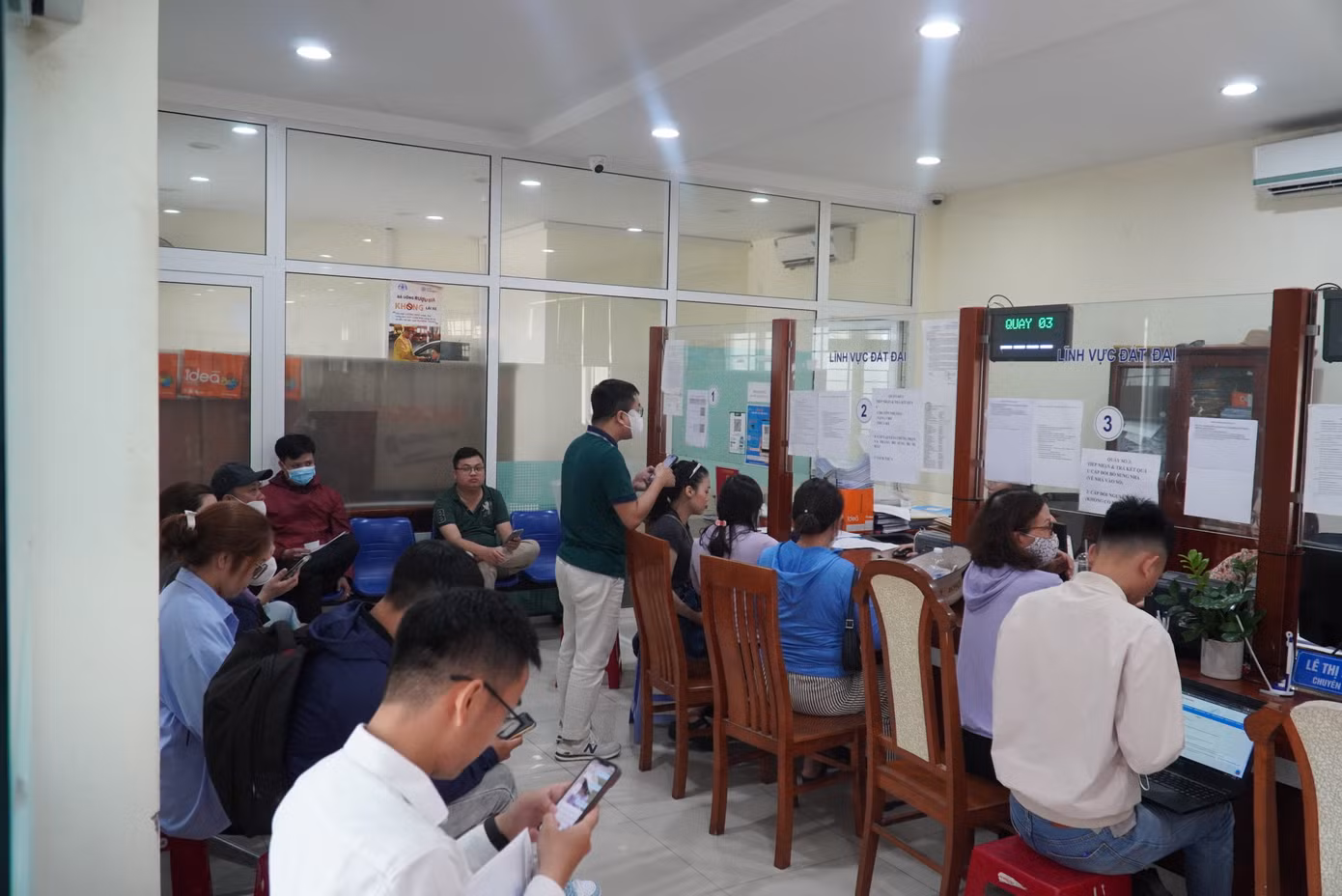 Mới sáng sớm, các quầy nộp hồ sơ lĩnh vực đất đai đã kín ken người. Anh N.H. (quận Ngũ Hành Sơn) cho hay lần trước anh đã lên lấy số một lần nhưng vì quá đông, thủ tục không giải quyết hết trong ngày được nên đành ra về. “Lần này tôi cố tình đi thật sớm mà vẫn đông. Chắc đến chiều mới tới lượt mình”, anh nói. Ảnh: Thanh Hiền.