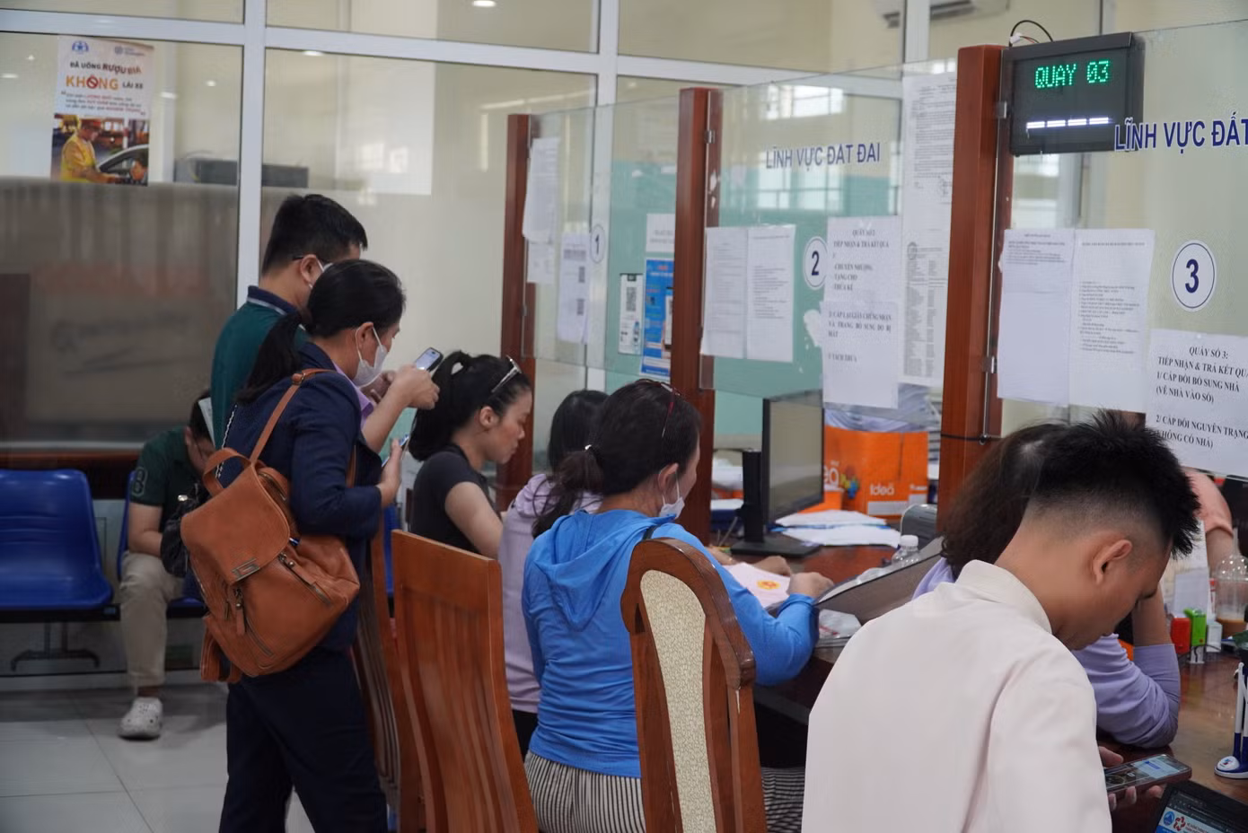 Trước tình trạng này, UBND quận Ngũ Hành Sơn đã bố trí 3 quầy tiếp nhận hồ sơ, 1 quầy trả kết quả đất đai. Đồng thời tăng cường thêm nhân lực hỗ trợ, làm thêm giờ để giải quyết nhanh cho người dân. “Dù làm hết công suất nhưng mỗi ngày chỉ giải quyết được khoảng 200 hồ sơ. Đến khoảng 17h mỗi ngày, chúng tôi sẽ thông báo số lượng hồ sơ còn có thể giải quyết trong ngày để người dân không mất thời gian chờ đợi thêm”, ông Nhất cho hay.