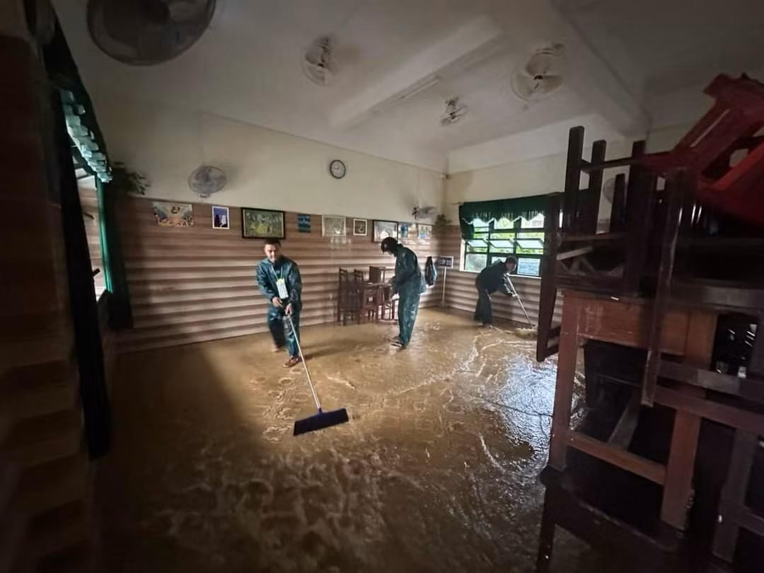 Tranh thủ đẩy bùn ra khỏi nhà khi nước đang rút để tránh bùn khô, đóng lớp.