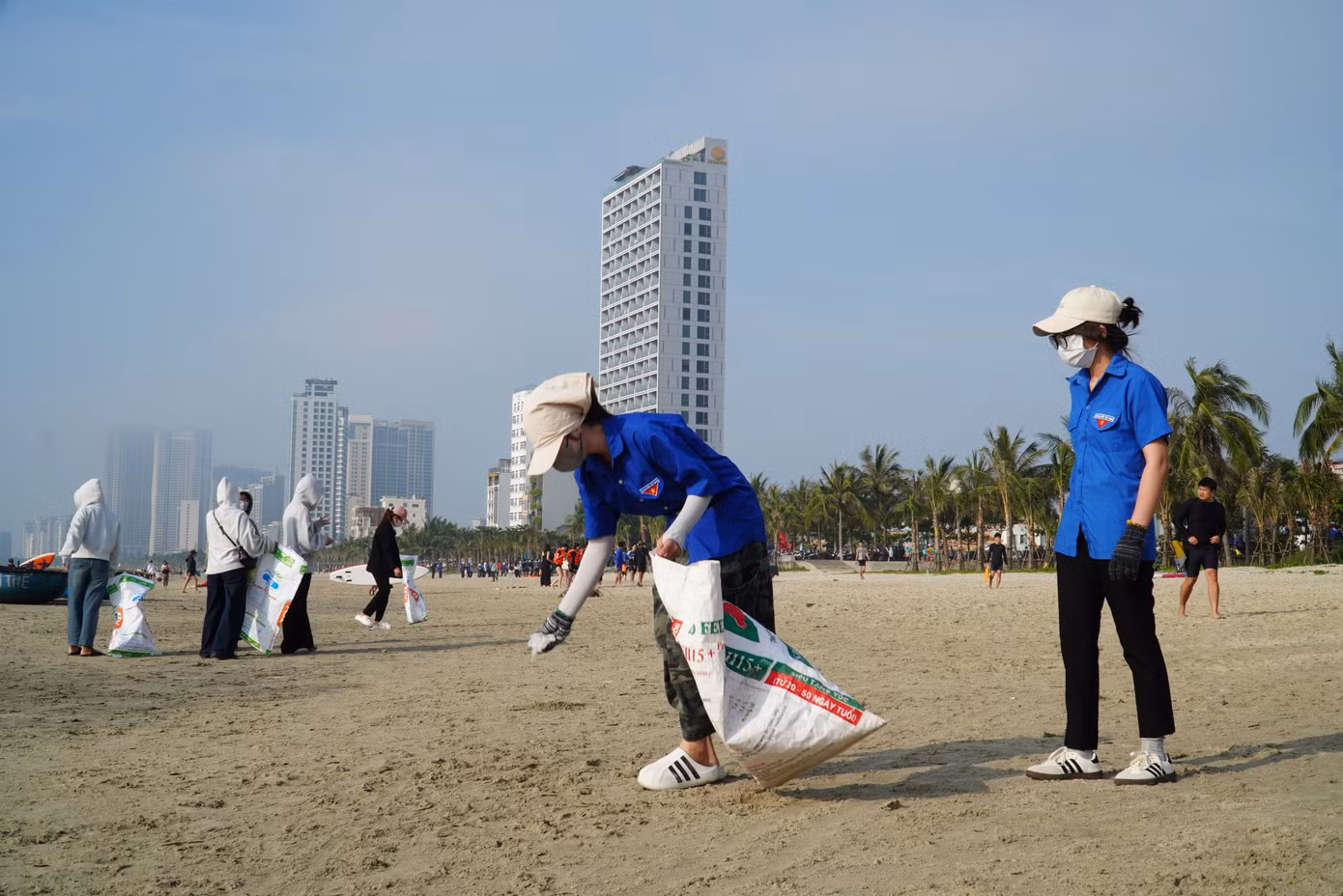 Các bạn trẻ chia thành từng nhóm, mang theo bao đựng rác, bao tay và kẹp để thu gom rác ở khu vực bãi cát ven biển dọc tuyến đường Hoàng Sa – Võ Nguyên Giáp. Dù thời tiết Đà Nẵng ngày cuối tuần nắng nóng, các bạn trẻ vẫn miệt mài đi dọc bờ biển để nhặt bao nilon, chai nhựa, giấy...