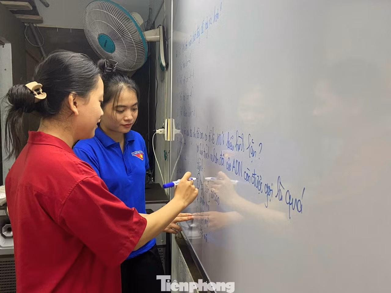 Thầy cô áo xanh giảng bài, chỉ bảo tận tình cho các em học sinh.