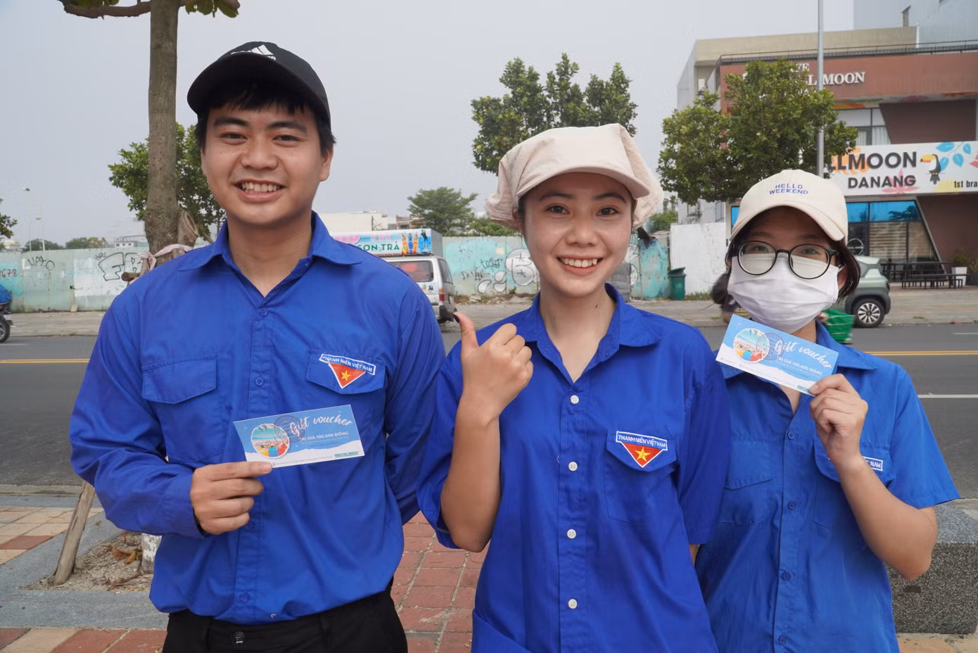 Như Ngọc (Trường Cao đẳng Kinh tế kế hoạch) cho hay cùng hai người bạn đã nhặt được 10kg rác dọc bãi biển. Ngọc nhìn nhận đây là hoạt động rất ý nghĩa đối với lá phổi xanh Sơn Trà cũng như bãi biển, vừa làm đẹp hình ảnh thành phố trong mắt du khách.