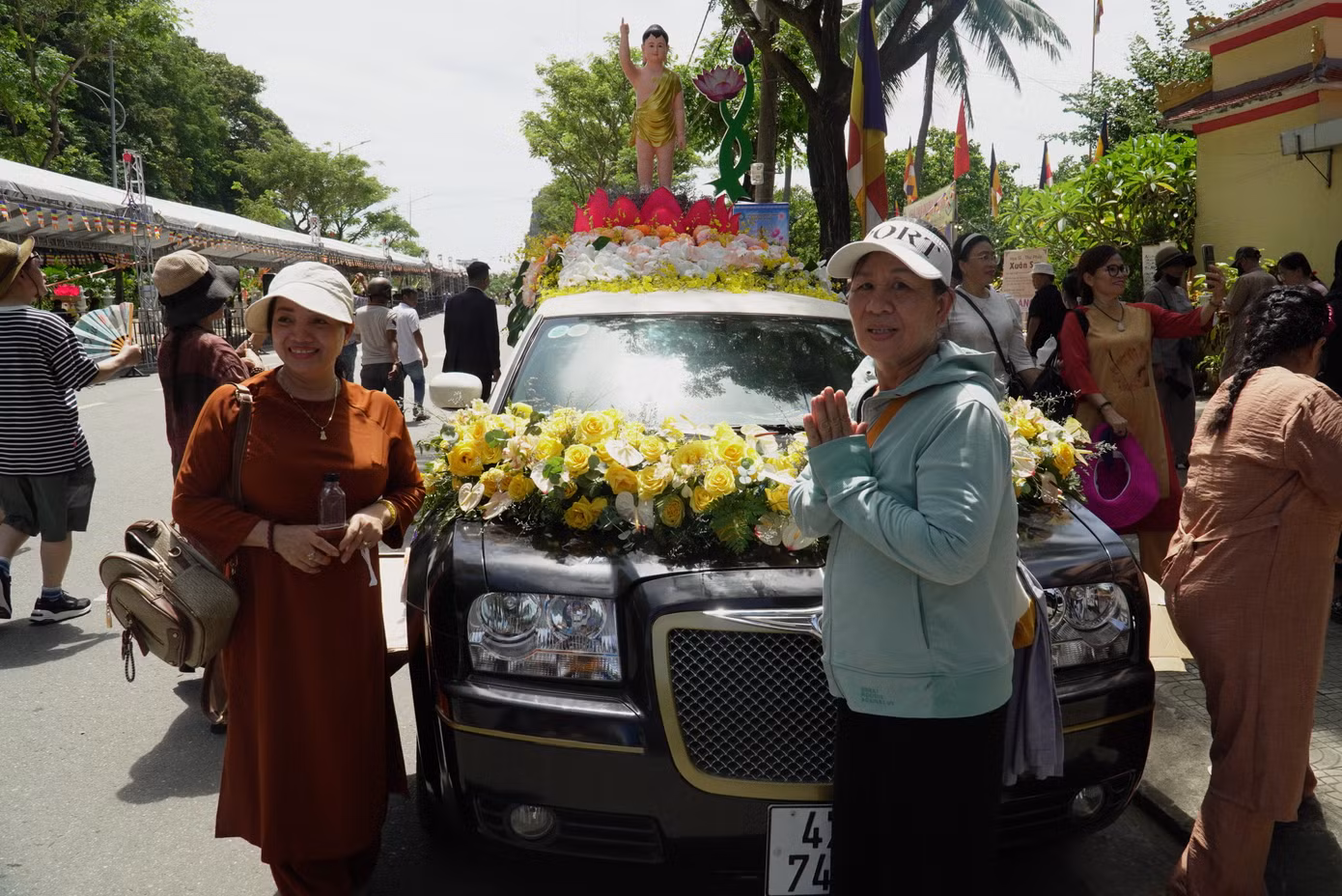 Người dân chụp ảnh với đoàn xe cung rước xá lợi. Người dân chụp ảnh với đoàn xe cung rước xá lợi.