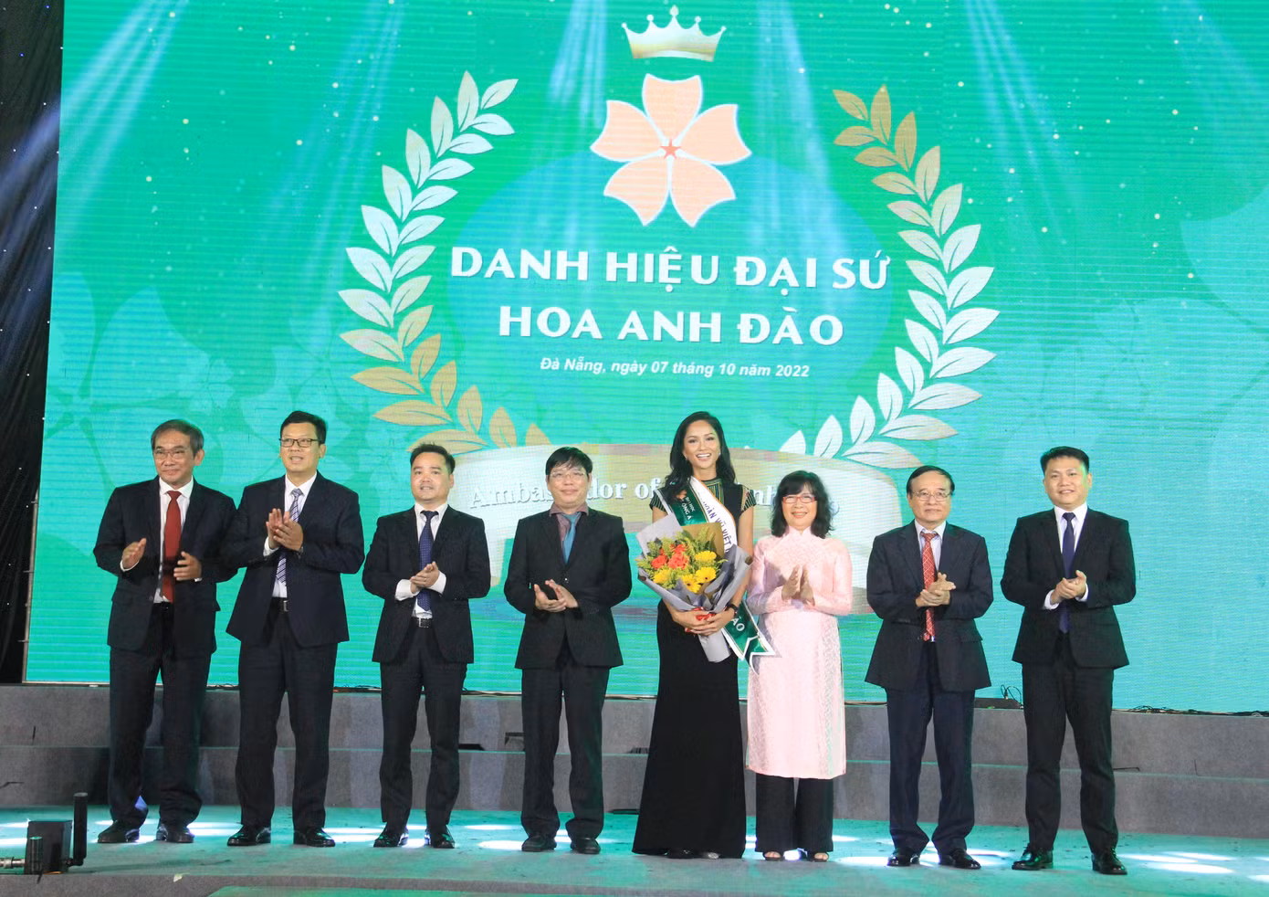 Trường Đại học Đông Á trao danh hiệu Đại sứ Hoa Anh đào cho Hoa hậu H’Hen Niê. Trường Đại học Đông Á trao danh hiệu Đại sứ Hoa Anh đào cho Hoa hậu H’Hen Niê.