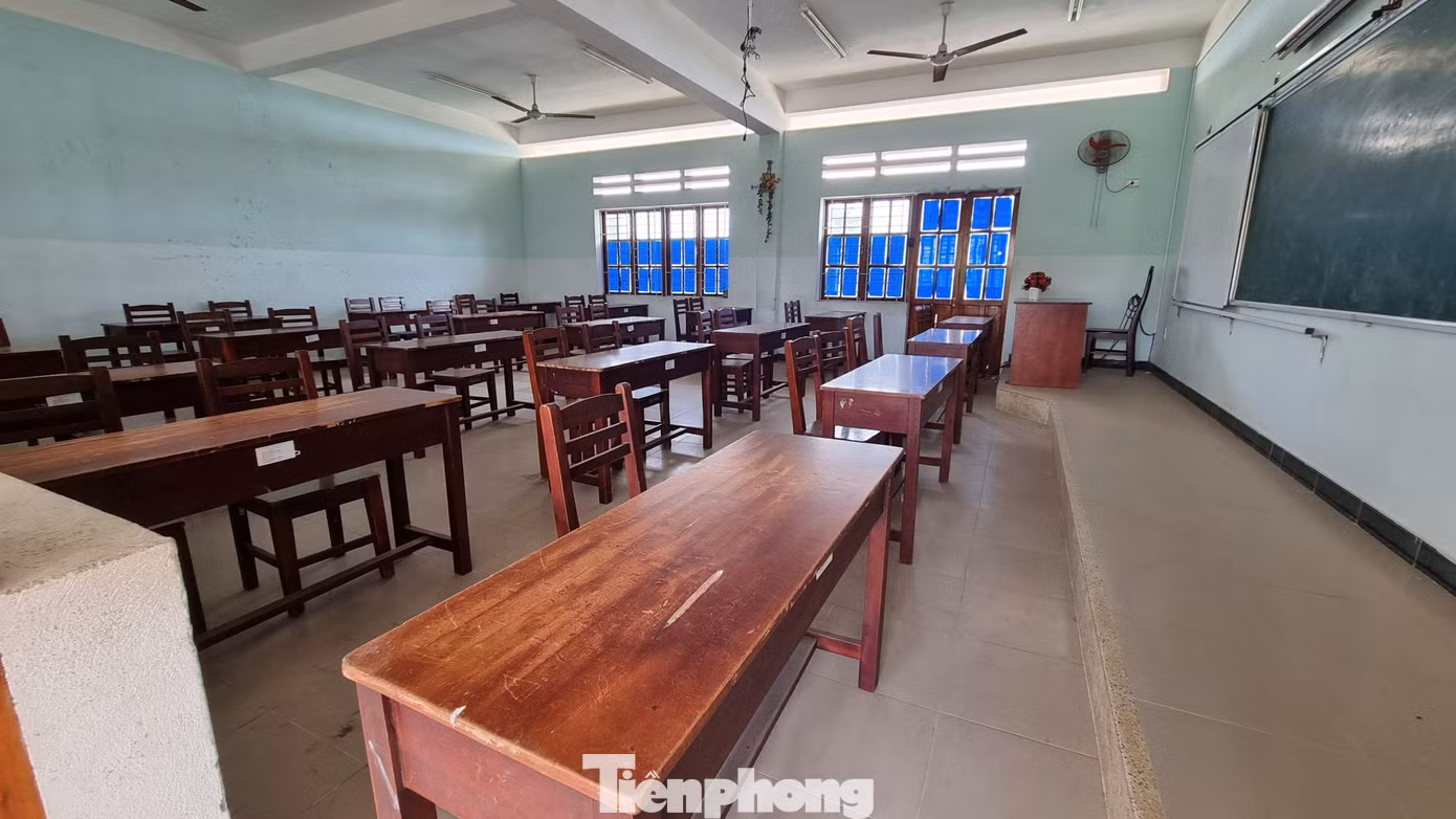 Từng nhóm thí sinh được bố trí ngồi theo từng phòng riêng, mỗi phòng không quá 12 em. Thầy Đông cho biết thêm, nếu thí sinh có nhu cầu, lực lượng chức năng sẽ hỗ trợ thức ăn, nước uống, chỗ nghỉ ngơi… tại trường trong ngày thi cho các em.