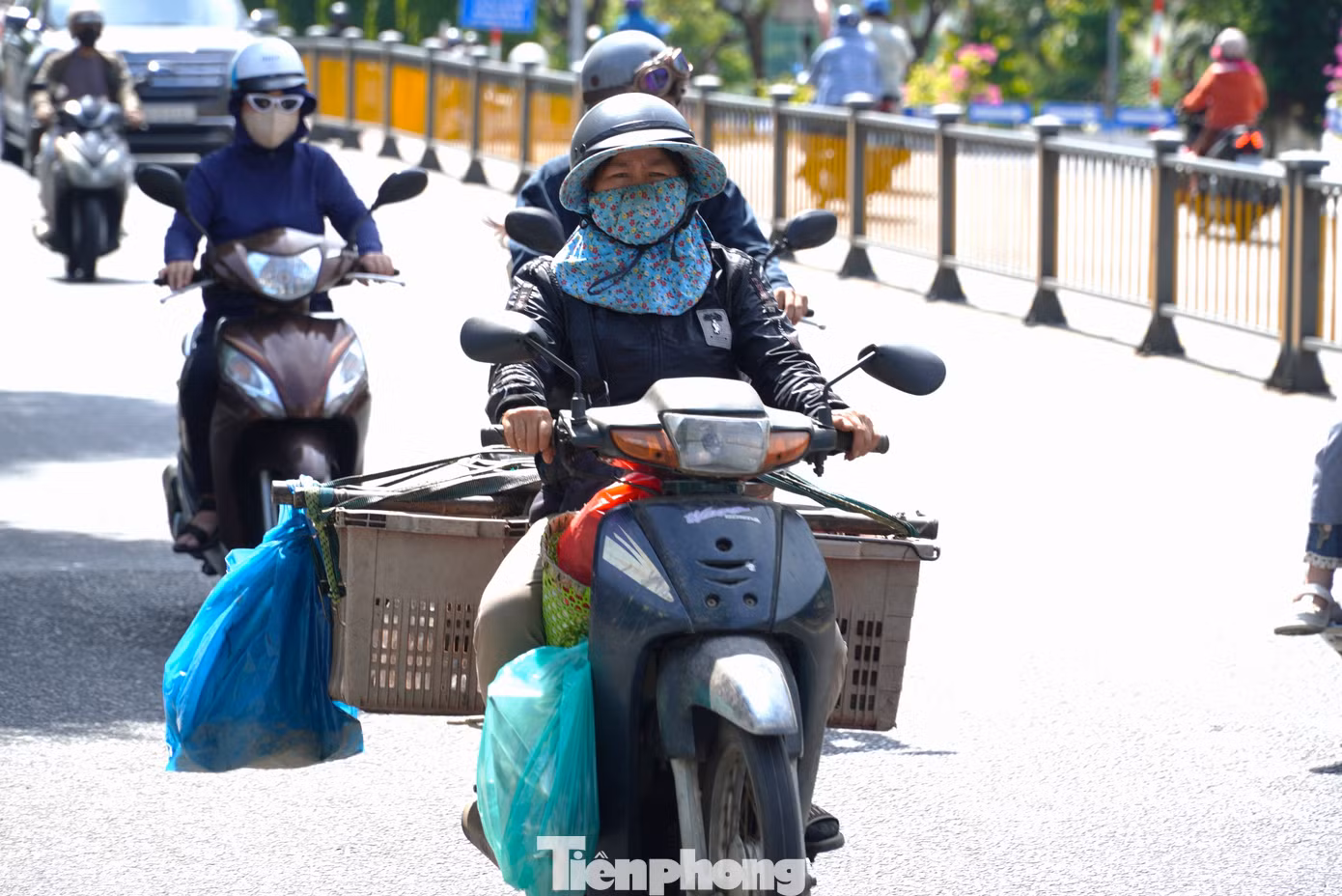Những người giao hàng chạy xe hàng tiếng đồng hồ ngoài trời quá vất vả vì nắng nóng. "Làm nghề này không chọn được giờ giấc, người ta cần lúc nào phải chạy lúc đó thôi. Mình muốn dậy sớm chở hàng tới cũng không được vì cửa hàng chưa mở cửa. Nhiều bữa chạy nắng suốt, mắt tôi xoàng đi phải tấp vô gầm cầu núp bóng mát một hồi đã mới chạy tiếp được", anh Văn Phúc, một người giao hàng bánh kẹo kể.