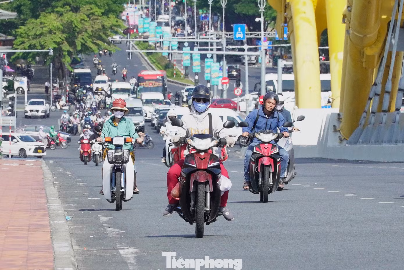 Những người giao hàng chạy xe hàng tiếng đồng hồ ngoài trời quá vất vả vì nắng nóng. "Làm nghề này không chọn được giờ giấc, người ta cần lúc nào phải chạy lúc đó thôi. Mình muốn dậy sớm chở hàng tới cũng không được vì cửa hàng chưa mở cửa. Nhiều bữa chạy nắng suốt, mắt tôi xoàng đi phải tấp vô gầm cầu núp bóng mát một hồi đã mới chạy tiếp được", anh Văn Phúc, một người giao hàng bánh kẹo kể.