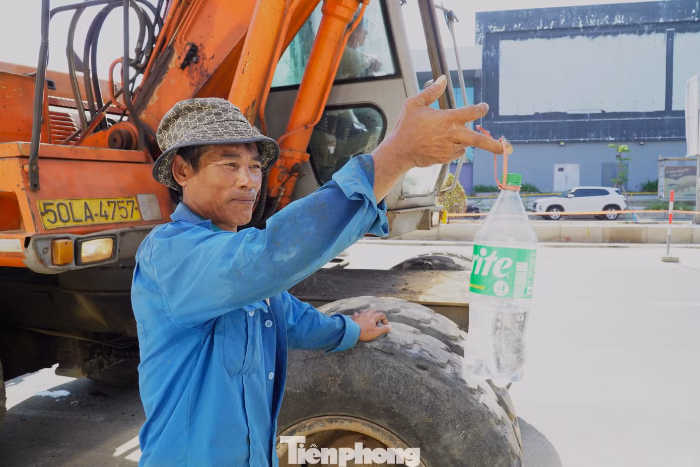Cơm có thể quên ăn nhưng không ai quên mang nước khi lao động chân tay giữa chảo lửa.