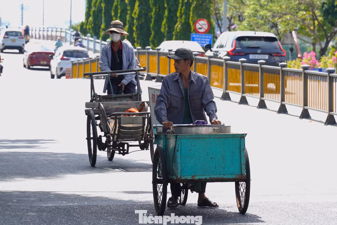 Những người giao hàng chạy xe hàng tiếng đồng hồ ngoài trời quá vất vả vì nắng nóng. "Làm nghề này không chọn được giờ giấc, người ta cần lúc nào phải chạy lúc đó thôi. Mình muốn dậy sớm chở hàng tới cũng không được vì cửa hàng chưa mở cửa. Nhiều bữa chạy nắng suốt, mắt tôi xoàng đi phải tấp vô gầm cầu núp bóng mát một hồi đã mới chạy tiếp được", anh Văn Phúc, một người giao hàng bánh kẹo kể.