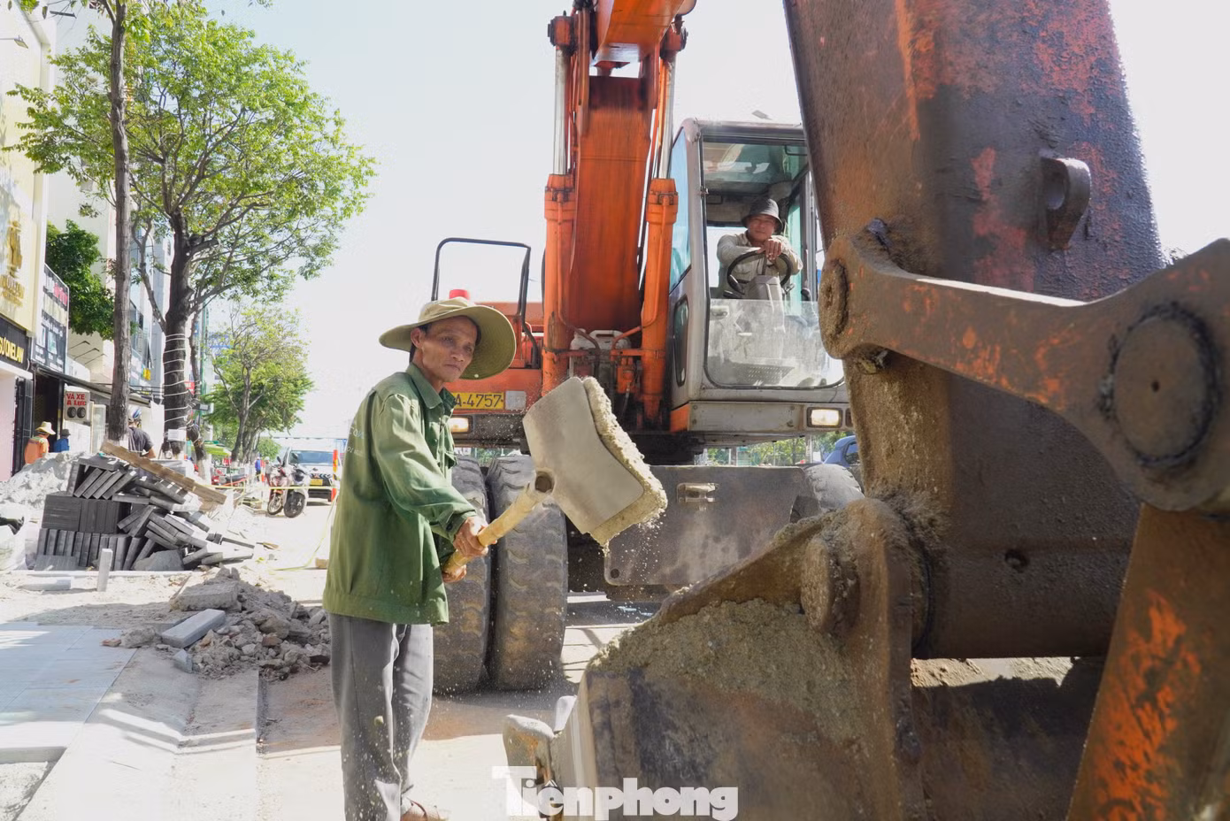 Anh Nguyễn Hòa (quê huyện Đại Lộc, tỉnh Quảng Nam) - công nhân thi công đường 2/9 (quận Hải Châu) chia sẻ: "Chúng tôi làm việc theo ca, từ 7h đến 11h, nghỉ trưa ăn uống xong là 13h vào làm lại. Trời Đà Nẵng cả tuần qua nóng kinh khủng, phơi mình giữa nắng muốn lả người, nhiều hôm nuốt không trôi cơm". Ảnh: Thanh Hiền.