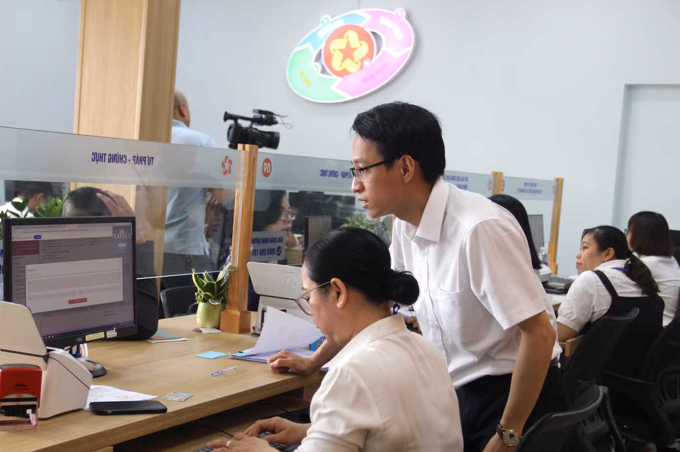 Trong sáng đầu tiên vận hành chính quyền 2 cấp, đội ngũ kỹ thuật, công nghệ luôn túc trực để hỗ trợ các thao tác khi thực hiện trên hệ thống. Hiện Trung tâm phục vụ hành chính công phường Hòa Cường bố trí 14 quầy tiếp nhận.